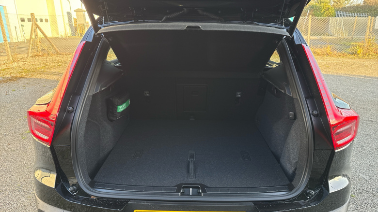 Volvo XC40 2.0 B4P Ultra Dark 5dr Auto Petrol Estate